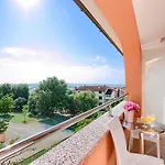 Orange Apartment *