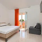 Orange Apartment Medulin
