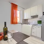 Orange Apartment *
